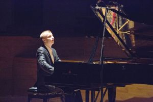 Arkadiusz Godziński podczas koncertu w Filharmonii Wrocławskiej 24.08.2014